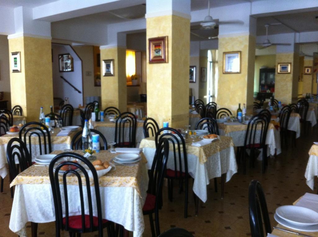 Hotel Angela Misano Adriatico Exterior foto